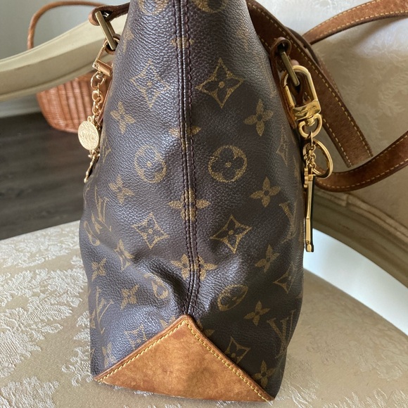 Louis Vuitton Monogram Tote - Picture 7 of 15